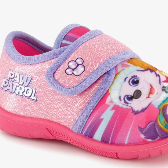 Roze Paw Patrol pantoffel met klittenbandsluiting, opdruk van Skye en glinsterende stof. PAW PATROL logo op zijkant.