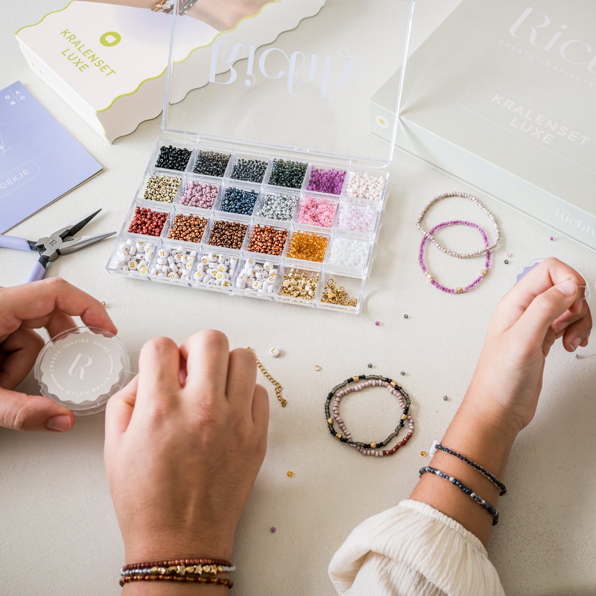 Richly® Kralen set Luxe - gratis E-BOOK & Instructieboekje - Complete set & Premium verpakking - 4500+ kralen - 6 Bedels & Gouden RVS-accessoires - Armbandjes maken meisjes - Sieraden Maken - Goud & Herfstkleuren - Letterkralen - Kralenketting — afbeelding 4