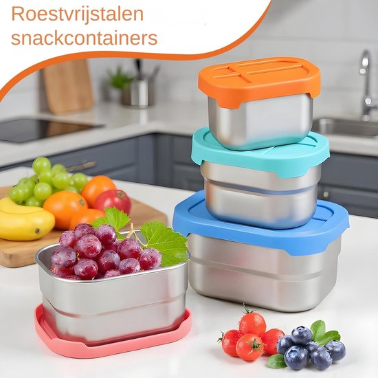 Stapel van vier RVS snackbakjes met gekleurde siliconen deksels: blauw, groen, oranje, paars. Gevuld met fruit.