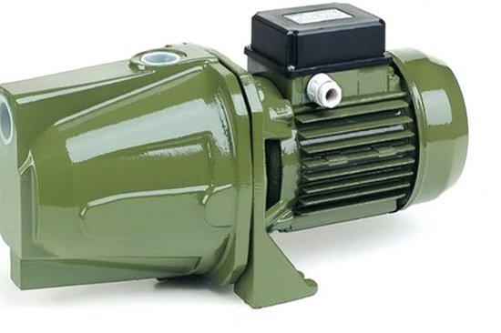 Groene SAER M80 zelfaanzuigende centrifugaalpomp met motor.