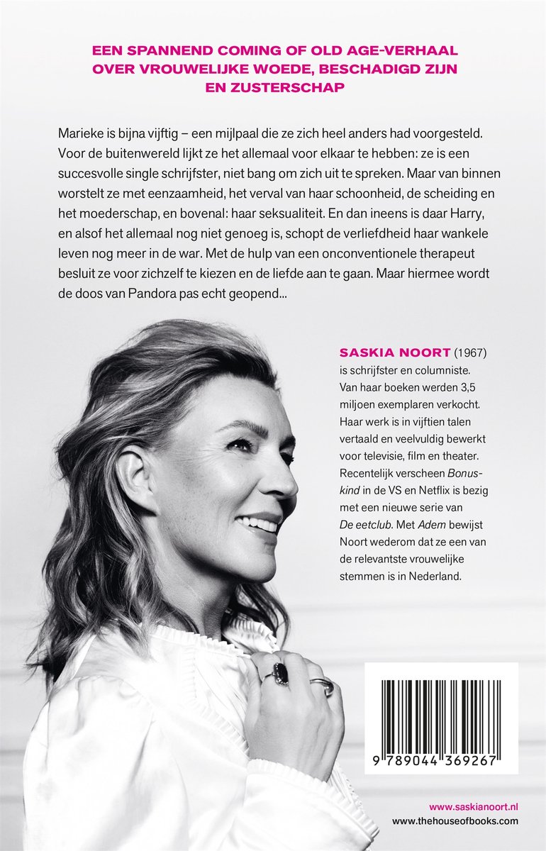 Zwart-wit portret van Saskia Noort met opgestoken haar en een glimlach. Ze draagt een parelketting. Titel boek en auteur vermeld.