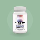 Witte pot met etiket: CHROOM 200, voedingssupplement, PharmaNutrics, op een groene achtergrond.