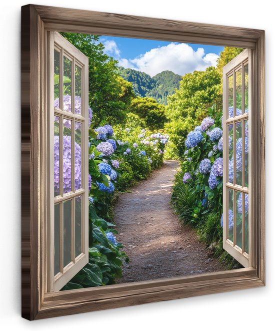 Canvas met houten lijst die een open raam toont, kijkend naar een tuinpad omringd door blauwe en paarse hortensia's.