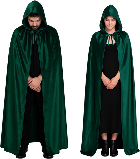 Man en vrouw naast elkaar, beiden met donkergroene fluwelen cape met capuchon, gestrikt met bandje.
