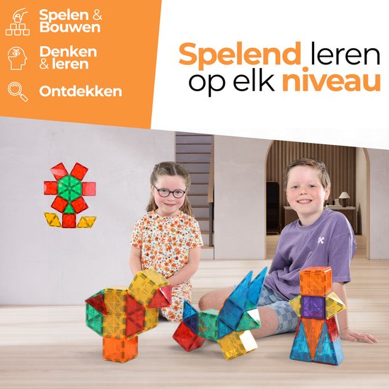 Deux enfants jouent avec des tuiles magnétiques colorées, construisant un dragon et une figurine. Une fille avec des lunettes et un garçon sourient.