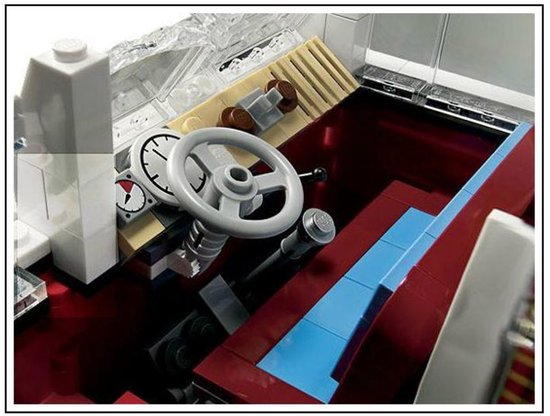 Interieur van LEGO camper met stuurwiel en dashboard.