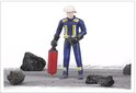 Brandweerman in donkerblauw uniform met gele strepen, helm en brandblusser, op een rotsachtige ondergrond.