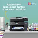 Zwarte Epson EcoTank printer op een bureau, met de tekst 'Automatisch dubbelzijdig printen, scannen en kopiëren'.