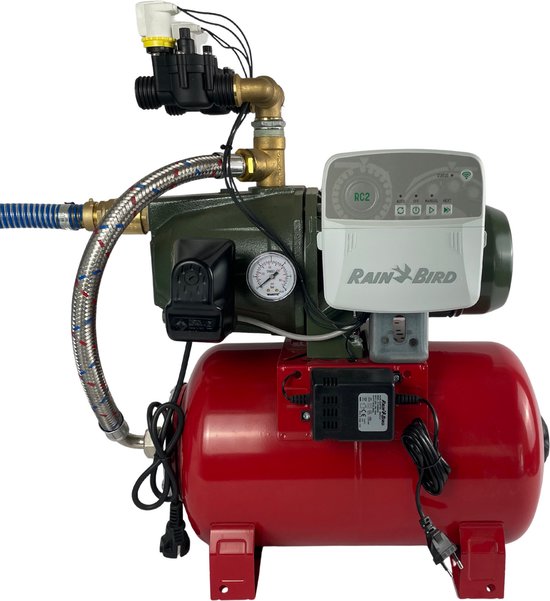 Compleet hydrofoor systeem met rode tank, groene pomp, witte Rain Bird bediening, drukmeter en twee zwarte kleppen.