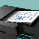 Zwarte Epson EcoTank printer met papier in de uitvoerlade, een deel van de scanner is zichtbaar.