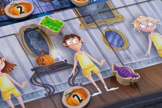 Detail van het bordspel Tricky Treats met kinderen in pyjama, pompoenen en snoepjes.