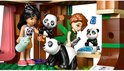 Minipoppen met pandabeertjes. Een pop houdt een fles vast, de ander weegt een panda op een weegschaal.