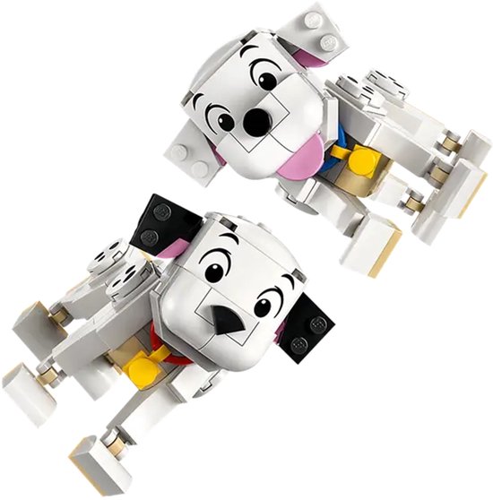 Twee speelse LEGO Dalmatiërs op een witte achtergrond.