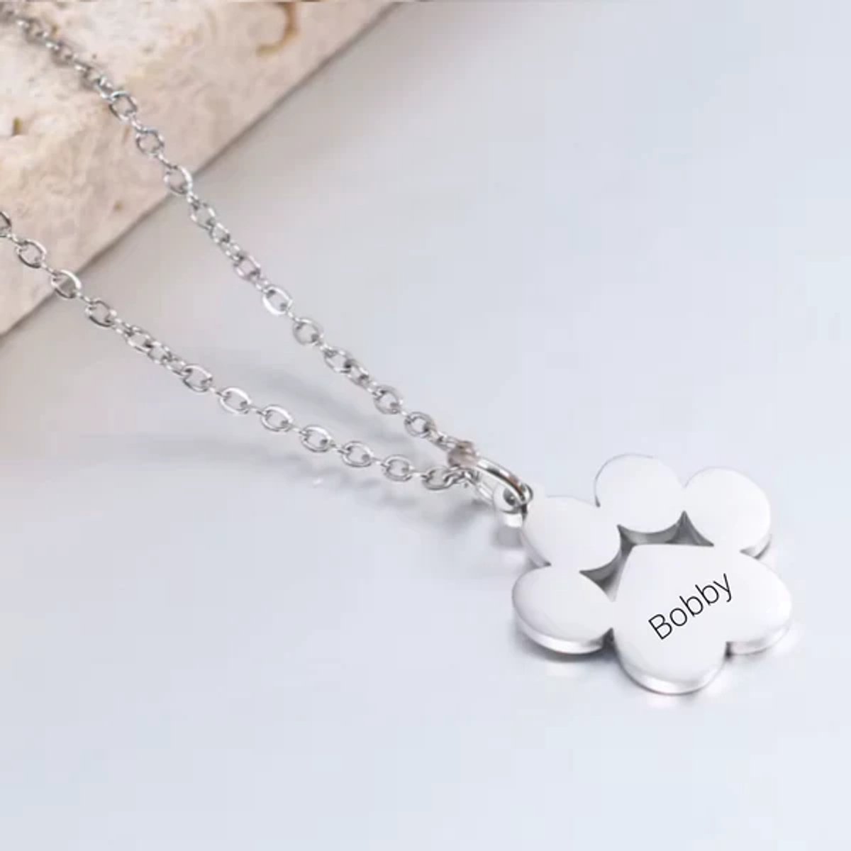 Hondenpoot Ketting inclusief Graveren | Luxe Zilveren Hondenpoot Ketting | Huisdiernaam graveren | Zilveren ketting Hondenpoot | Uniek en Bijzonder Sieraad voor Hondenliefhebbers | Petshop Seven