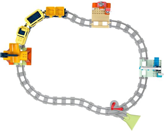 Gele LEGO Duplo trein met wagonnetjes op een grijze spoorbaan met stations.