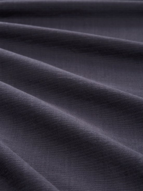 Gedetailleerde textuur van donkerblauwe stof.