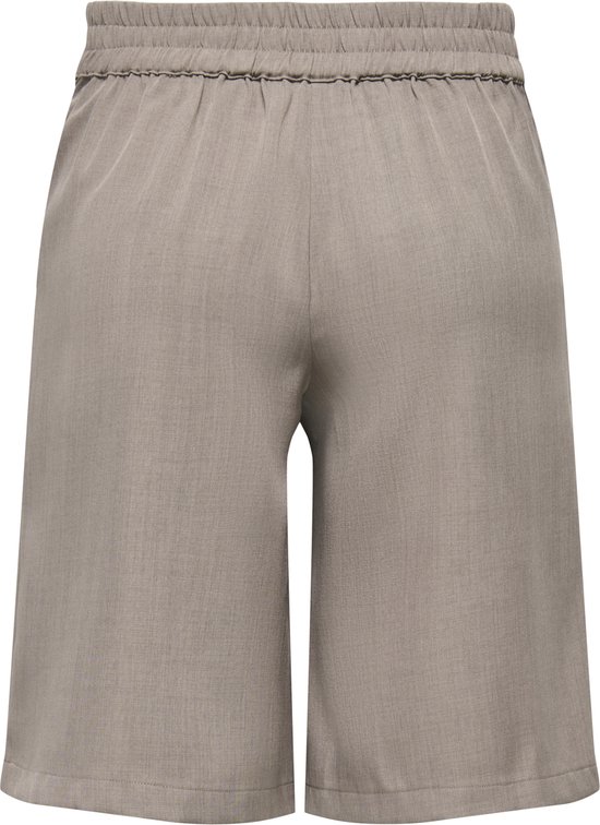 Dos du short bermuda marron clair avec ceinture élastique.