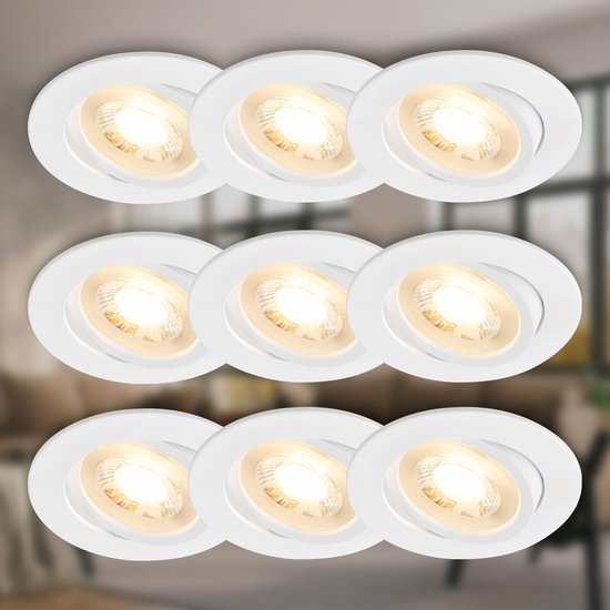 Negen witte, draaibare inbouwspots met warm wit licht.