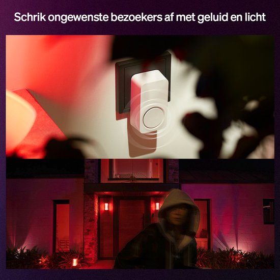 Combinatie: Hue deurbel met rode lichten en een persoon met capuchon bij een huis.
