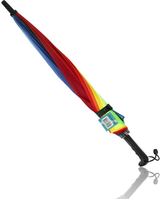 Gesloten regenboogparaplu met veelkleurige vlakken in rood, oranje, geel, groen, blauw en grijs. Zwarte steel met lus.