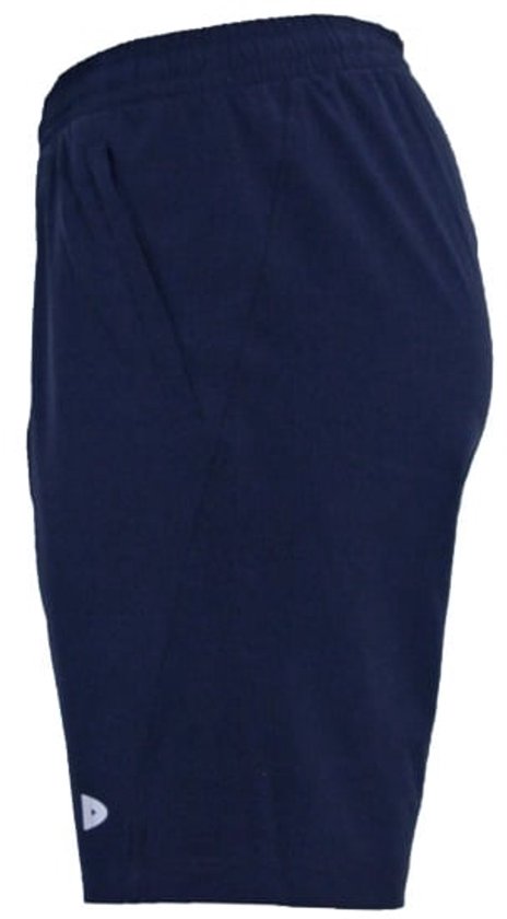 Zij-aanzicht van een effen marineblauwe sportshort met Donnay logo.