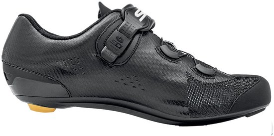 Zwarte Sidi racefietsschoen met carbonlook, klittenband en draaisluiting. Gele hieldop.