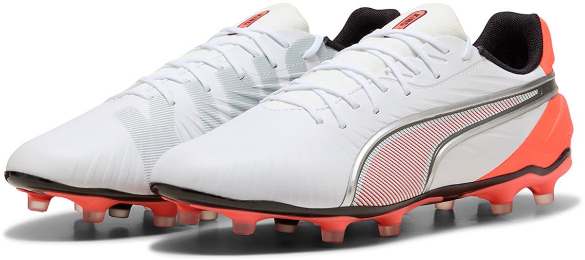 Puma King Match FG/AG voetbalschoenen in wit met oranje accenten, synthetisch bovenwerk en conische noppen. EU 39.