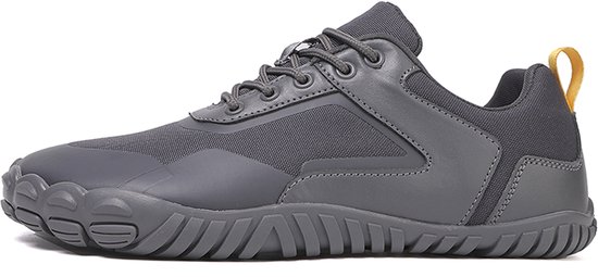 Chaussure minimaliste grise sur fond blanc, vue latérale.