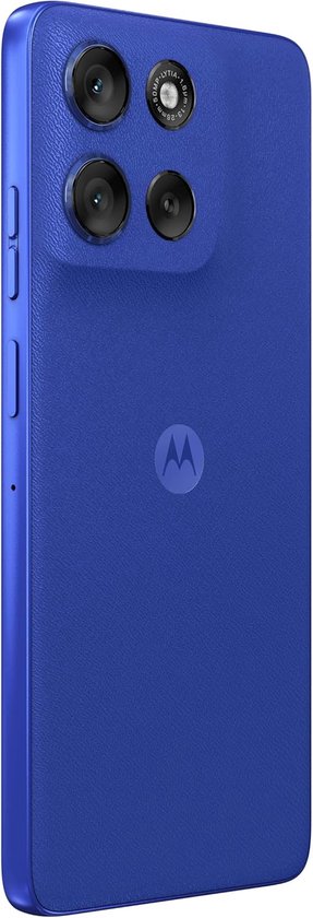 Zijkant van een kobaltblauwe Motorola moto g56 5G met knoppen aan de zijkant en een dubbele camera-opstelling.