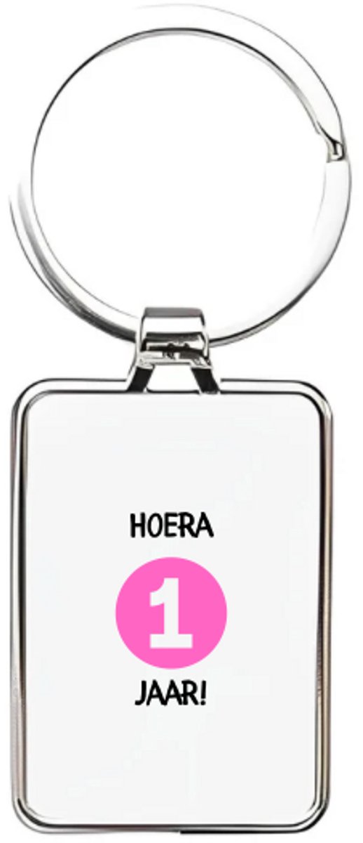 Hacebo® - Hoera 1 jaar sleutelhanger rechthoekig - Verjaardag - Jarigen - sleutelhangers - Verjaardagscadeau - baby - Happy birthday - rechthoekige sleutelhanger - 3 x 7.8 CM