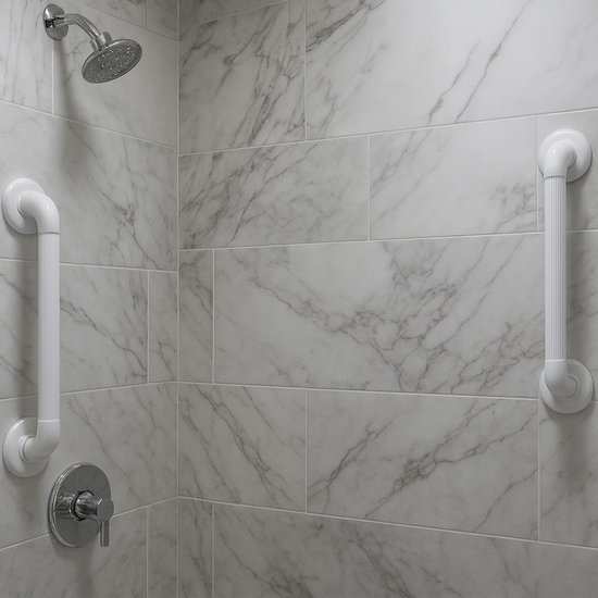 Twee witte handgrepen met geribbelde grip op een douchewand met marmerlook tegels.