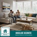 Familie op een bank in woonkamer, met raamfolie met bloemenpatroon. Huiselijke decoratie, sfeervol.
