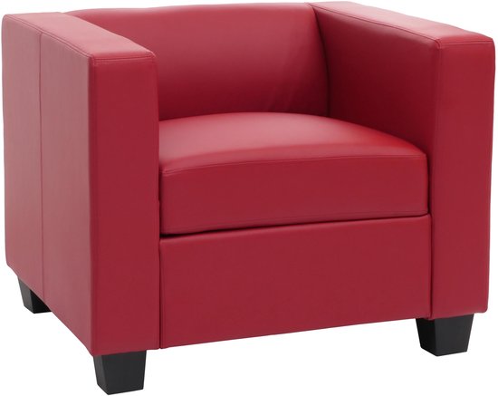 Rode fauteuil met vierkante zitting en armleuningen, staande op zwarte pootjes.