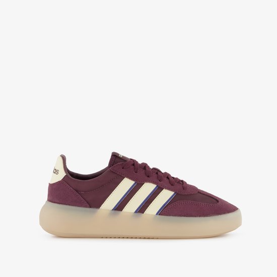 Bordeauxrode Adidas sneaker met beige zool, crème en blauwe strepen op de zijkant.