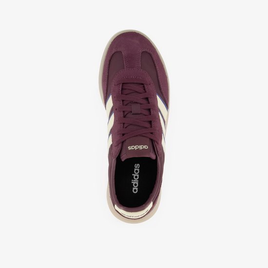 Bordeauxrode sneaker met beige en blauwe strepen, beige zool.