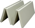 Opgevouwen beige speelmat met scharnierende panelen.