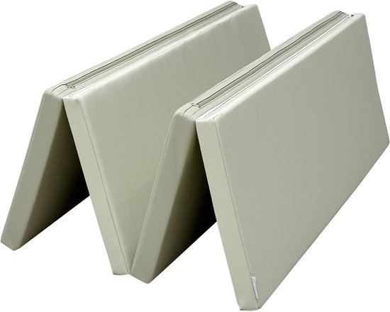 Opgevouwen beige speelmat met scharnierende panelen.