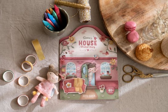 Roze kartonnen doos van Rosa's House sticker story, met een huis en een meisje.