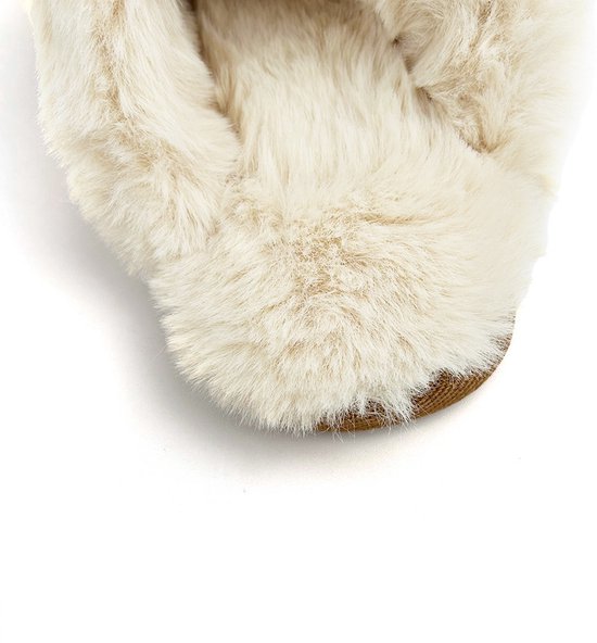 Detail van een beige faux fur voering van een pantoffel.
