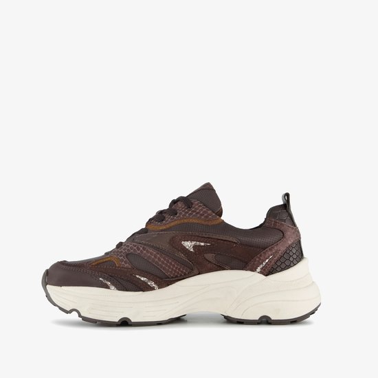 Bruine sneaker met slangenprint en beige zool.