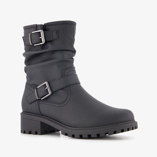 Botte style motard noire avec deux boucles, tige froncée et semelle à crampons épaisse.