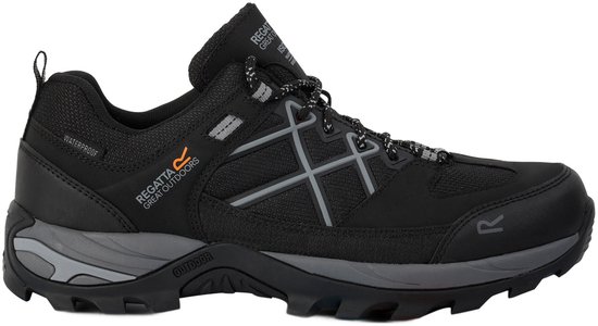 Zwarte wandelschoen met grijze veters en lijnen, waterdicht, met oranje Regatta logo op de zijkant.