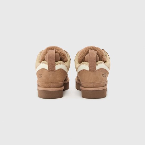 Achterkant van twee bruine UGG sneakers met bontkraag en lussen.