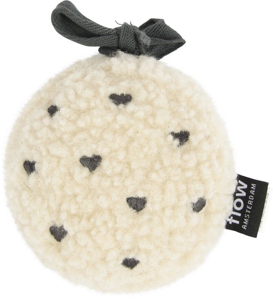 Witte, ronde knuffel met grijze hartjes en een grijs strikje.