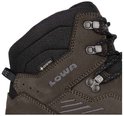 Detail van de bruine leren wandelschoen met GORE-TEX logo en LOWA merknaam.
