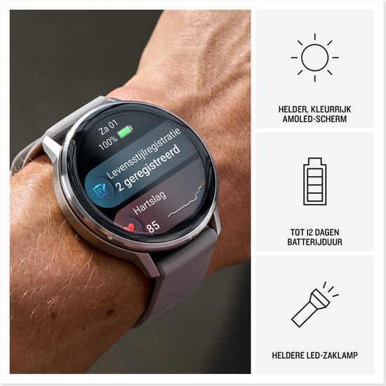 Grijze smartwatch om een pols. Het scherm toont 'Levensstijlregistratie 2 geregistreerd' en hartslag.