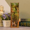 Houten boekensteun met een tuinpoort, klimop en drie figuren.