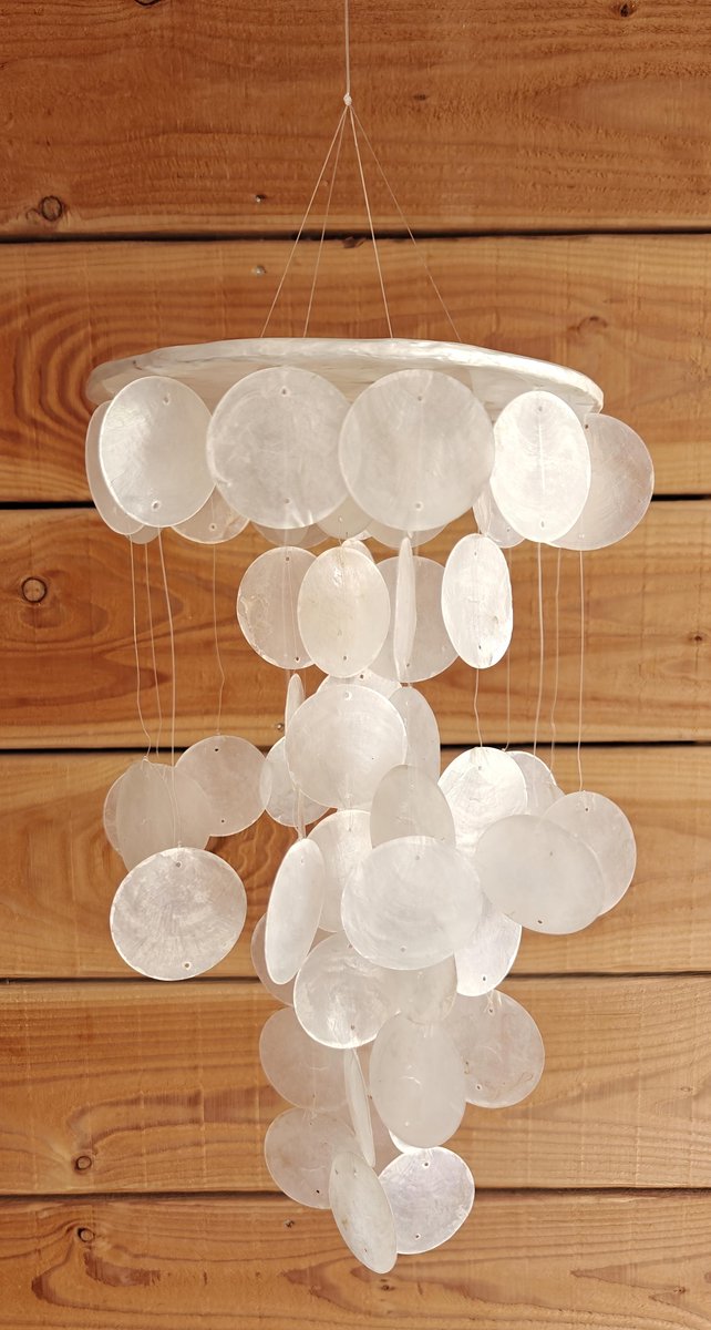 Lamp capiz lunak – handgemaakte hanger – bohemian – ibiza style – decoratie – tropische hanger – capiz schelpen - boho chique – exotische interieurstijl – ibiza sfeer – unieke lamp -tropische sfeer – hanglamp – boho lamp – decoratieve hanglamp –