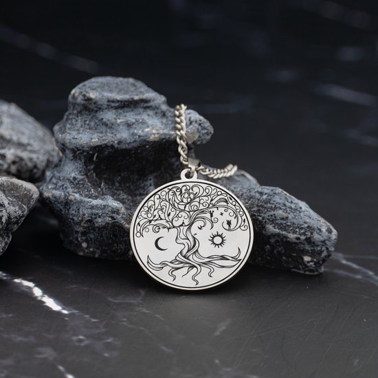 Zilverkleurige ronde hanger met de levensboom, zon, maan en sterren. De hanger zit aan een zilverkleurige ketting.