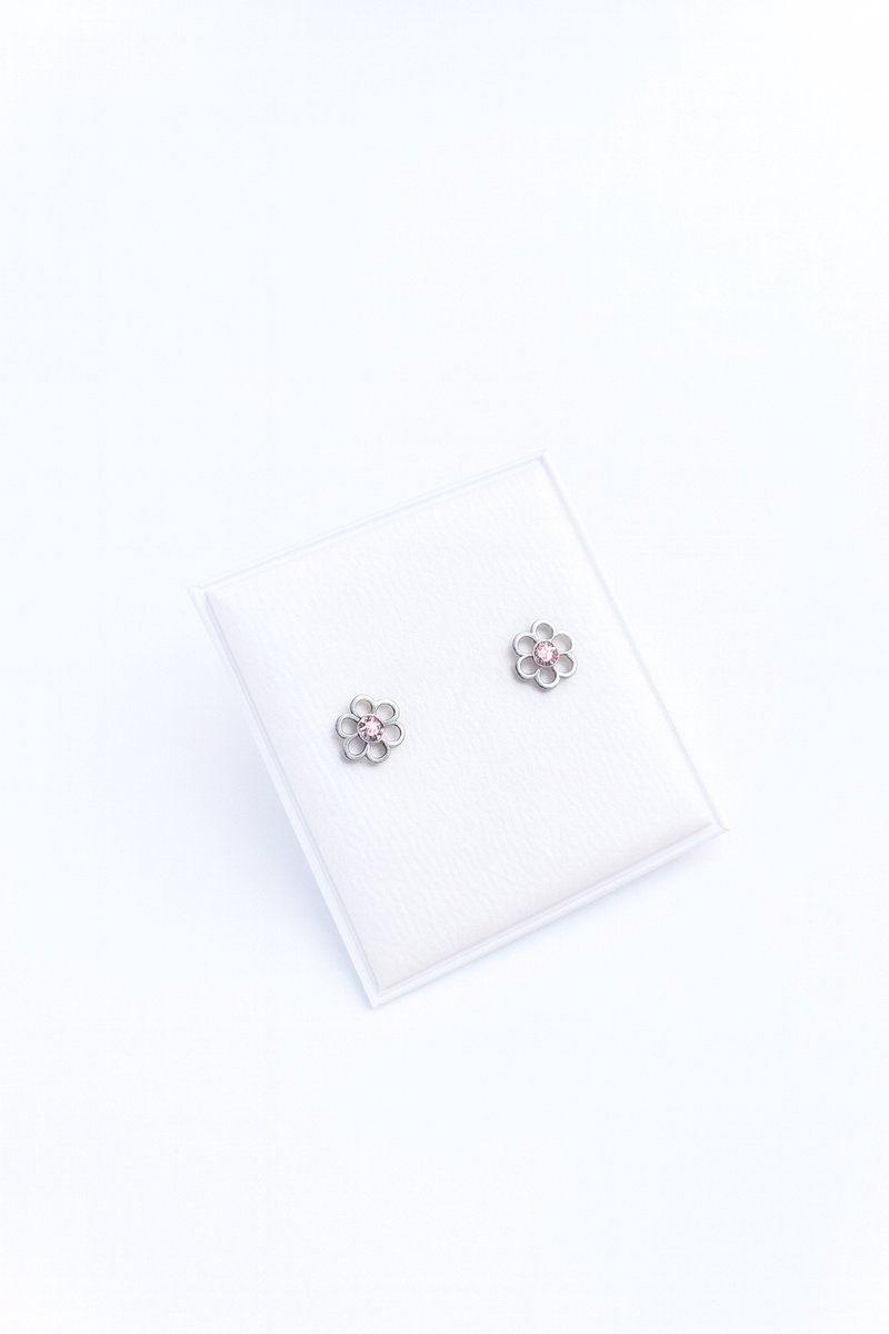 Twinkle Rose Flower Oorbellen – 9 Karaat Wittegoud Oorknopjes, incl. Geschenkverpakking